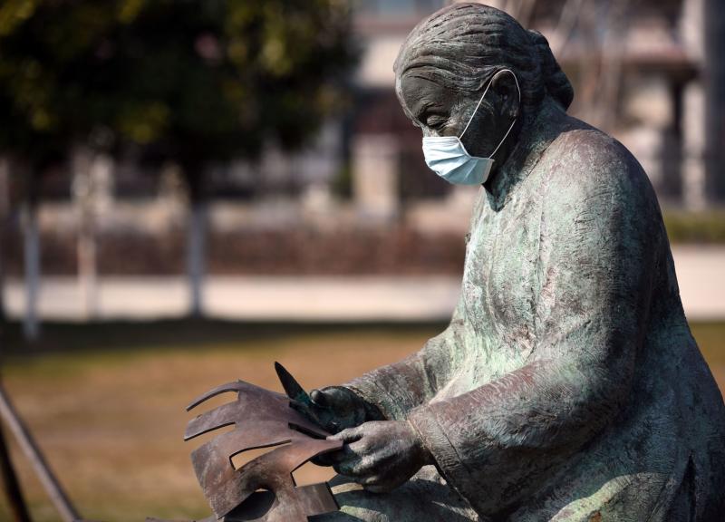 Alertă maximă în China! Au pus măști statuilor pentru a transmite un mesaj populației