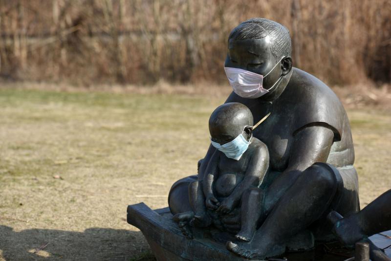 Alertă maximă în China! Au pus măști statuilor pentru a transmite un mesaj populației