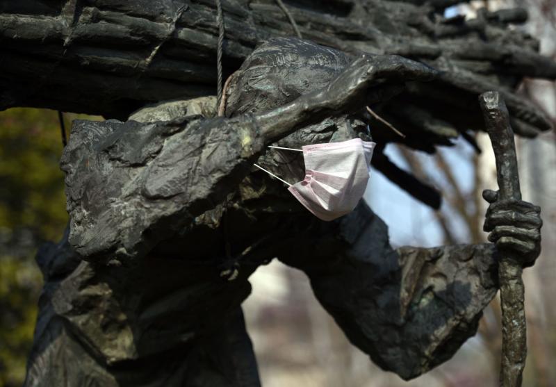 Alertă maximă în China! Au pus măști statuilor pentru a transmite un mesaj populației