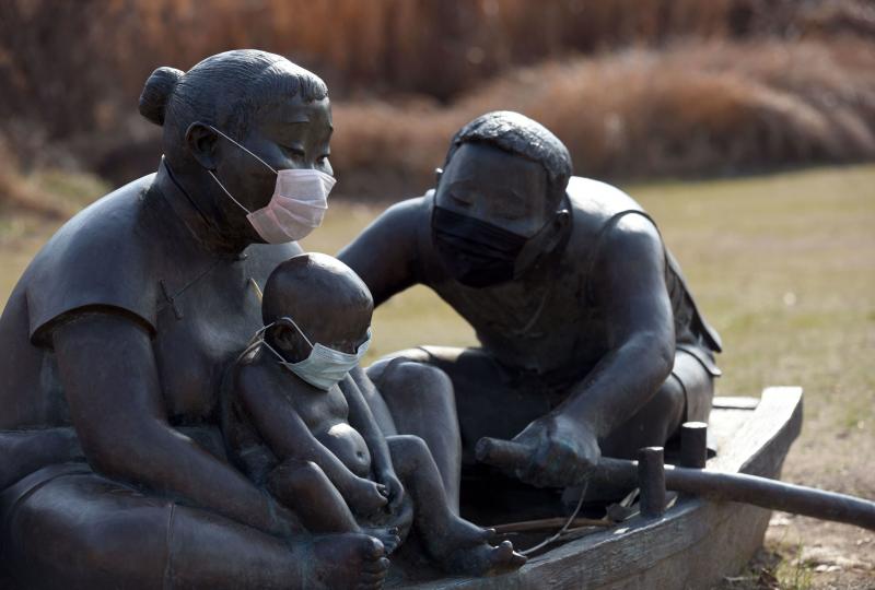 Alertă maximă în China! Au pus măști statuilor pentru a transmite un mesaj populației