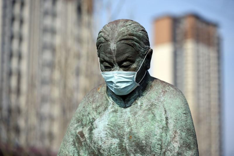 Alertă maximă în China! Au pus măști statuilor pentru a transmite un mesaj populației