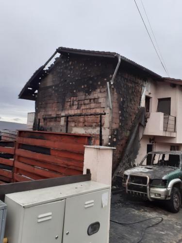 Un incendiu puternic a izbucnit în Cluj-Napoca. O casă și mai multe mașini au luat foc