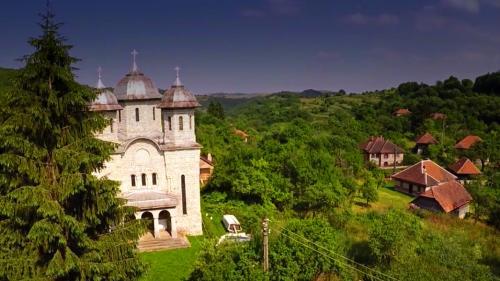 Satul din România cu un singur locuitor, drum de marmură și biserică unică în lume! Ce se ascunde aici