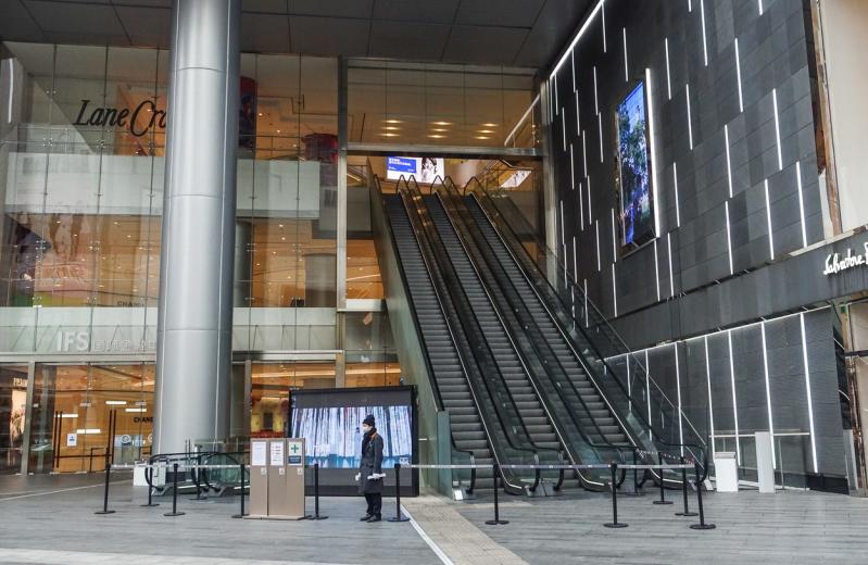 "Coronavirusul ne-a pus viața pe pauză!" Metrou gol, străzi libere, rafturi fără marfă. Orașele din China sunt părăsite: Galerie foto