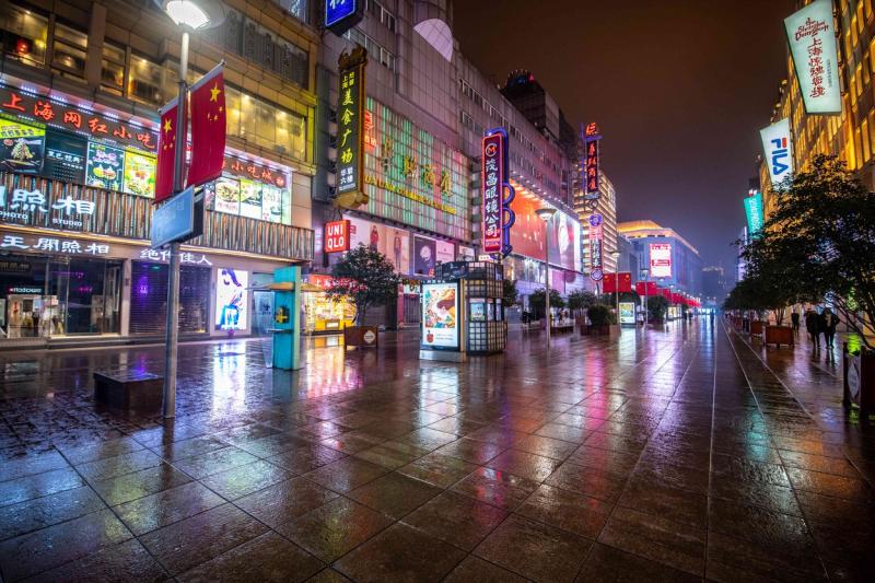 "Coronavirusul ne-a pus viața pe pauză!" Metrou gol, străzi libere, rafturi fără marfă. Orașele din China sunt părăsite: Galerie foto