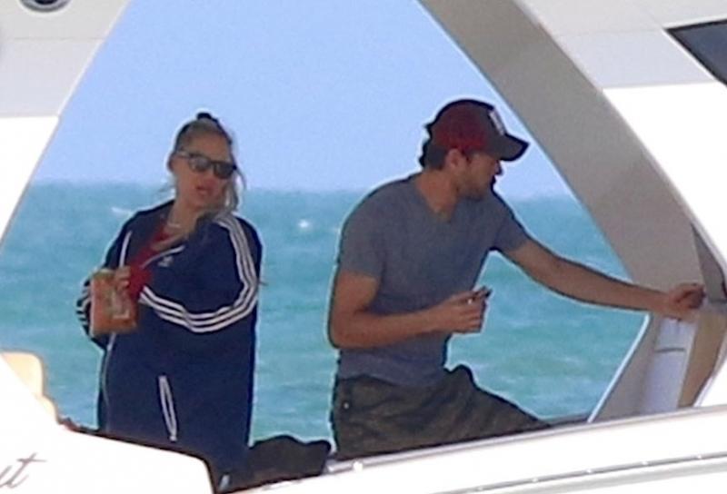 Primele imagini cu Anna Kournikova însărcinată. Fosta jucătoare de tenis îl va face tată pentru a treia oară pe Enrique Iglesias