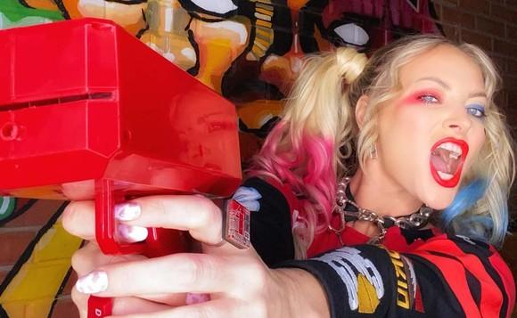 Delia și Alina Eremia, periculos de frumoase și sexy! S-au costumat în Harley Quinn și au făcut senzație!