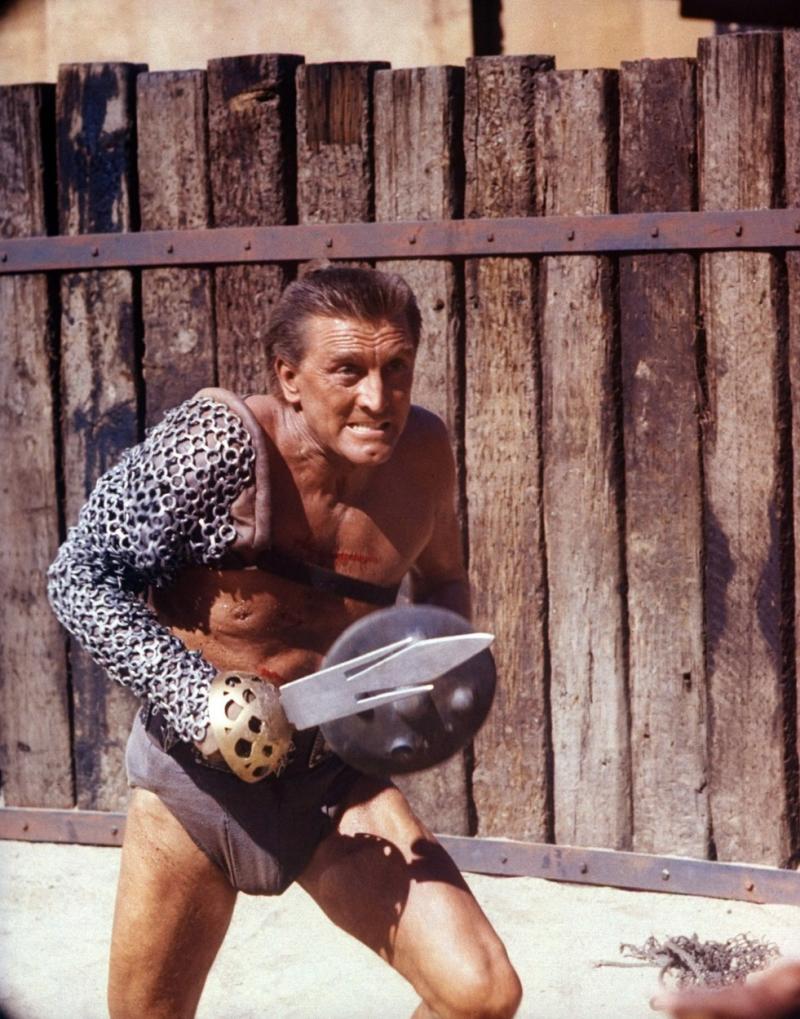 Kirk Douglas și românii. Imagine de colecție, alături de Amza Pellea și Mircea Albulescu, la filmările pentru filmul românesc, "Dacii"