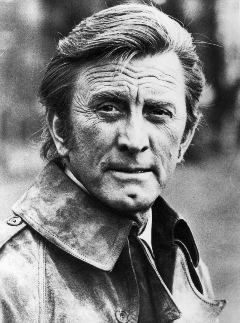 Kirk Douglas și românii. Imagine de colecție, alături de Amza Pellea și Mircea Albulescu, la filmările pentru filmul românesc, "Dacii"