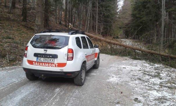 Stațiunea Vârful lui Roman din județul Vâlcea este izolată din cauza viscolului. Zeci de oameni blocați în nămeți