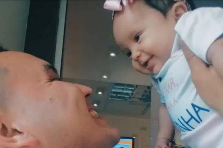 Moment emoționant într-o sală de nașteri! „Așa m-a răsplătit fetița mea pentru că i-am vorbit în fiecare zi, cât a fost în burtică la mami” – FOTO