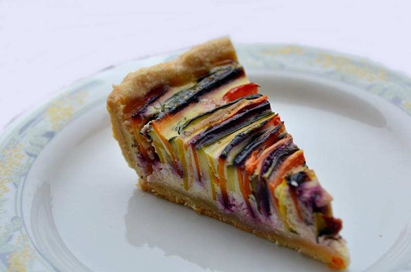 Spectacol de culoare și savoare într-o delicioasă Tartă curcubeu cu brânzeturi și legume multicolore!