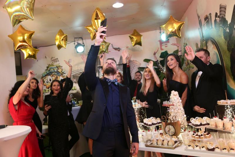 12 ani fr Neatza cu Răzvan și Dani: "Povestea acestei emisiuni începe cu o negociere, într-un loc de joacã pentru copii. 12 ani mai târziu..."