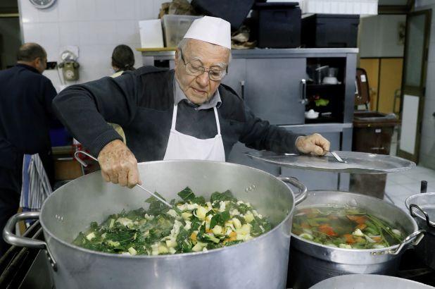 El este Dino, 'Bucătarul săracilor''. Are 90 de ani și găteşte pentru cerșetorii din Roma. Povestea lui e uimitoare!