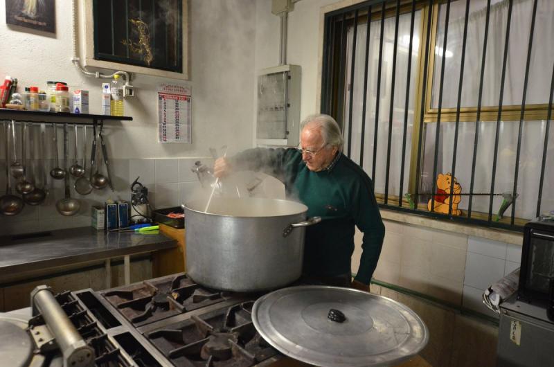 El este Dino, 'Bucătarul săracilor''. Are 90 de ani și găteşte pentru cerșetorii din Roma. Povestea lui e uimitoare!
