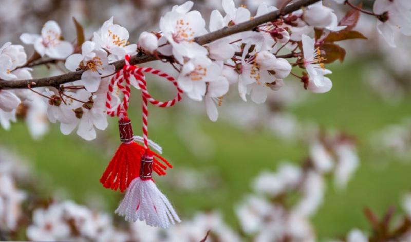 Cum porți mărțișorul, ca să nu ai ghinion tot anul! Tradiții care aduc mult bine