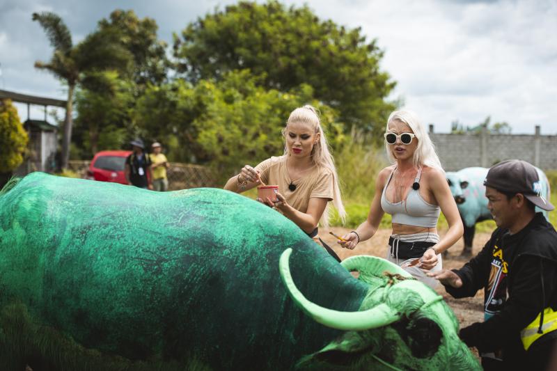 Ce culoare...îndrăzneață! Carmen Grebenișan s-a trezit plină de vopsea pe corp! „Te încadrezi în peisajul boului total”