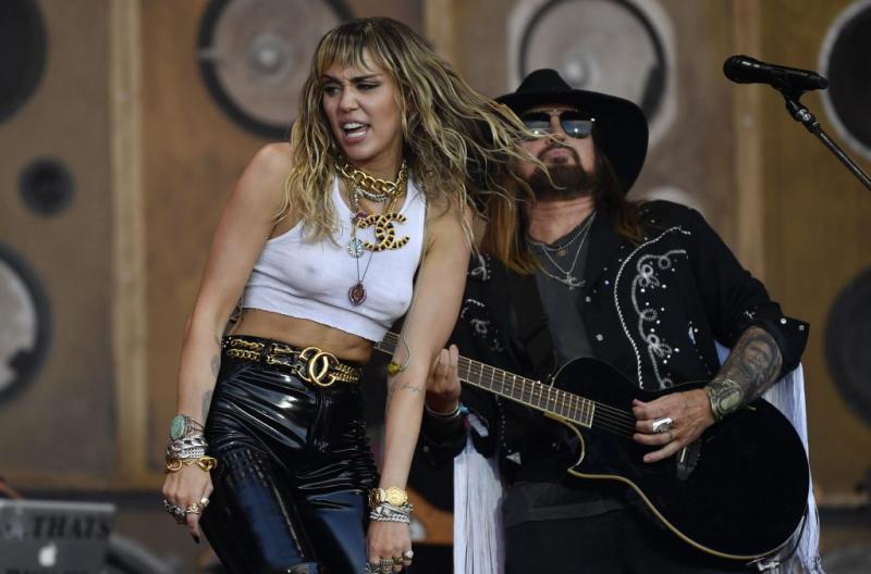 O serie de staruri pop au anunțat că și-au anulat concertele, din cauza răspândirii Covid-19