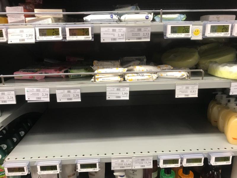 Românii se tem de efectele pandemiei coronavirus. Cum arată rafturile din Carrefour, Kaufland, Lidl, Mega Image sau Auchan - FOTO