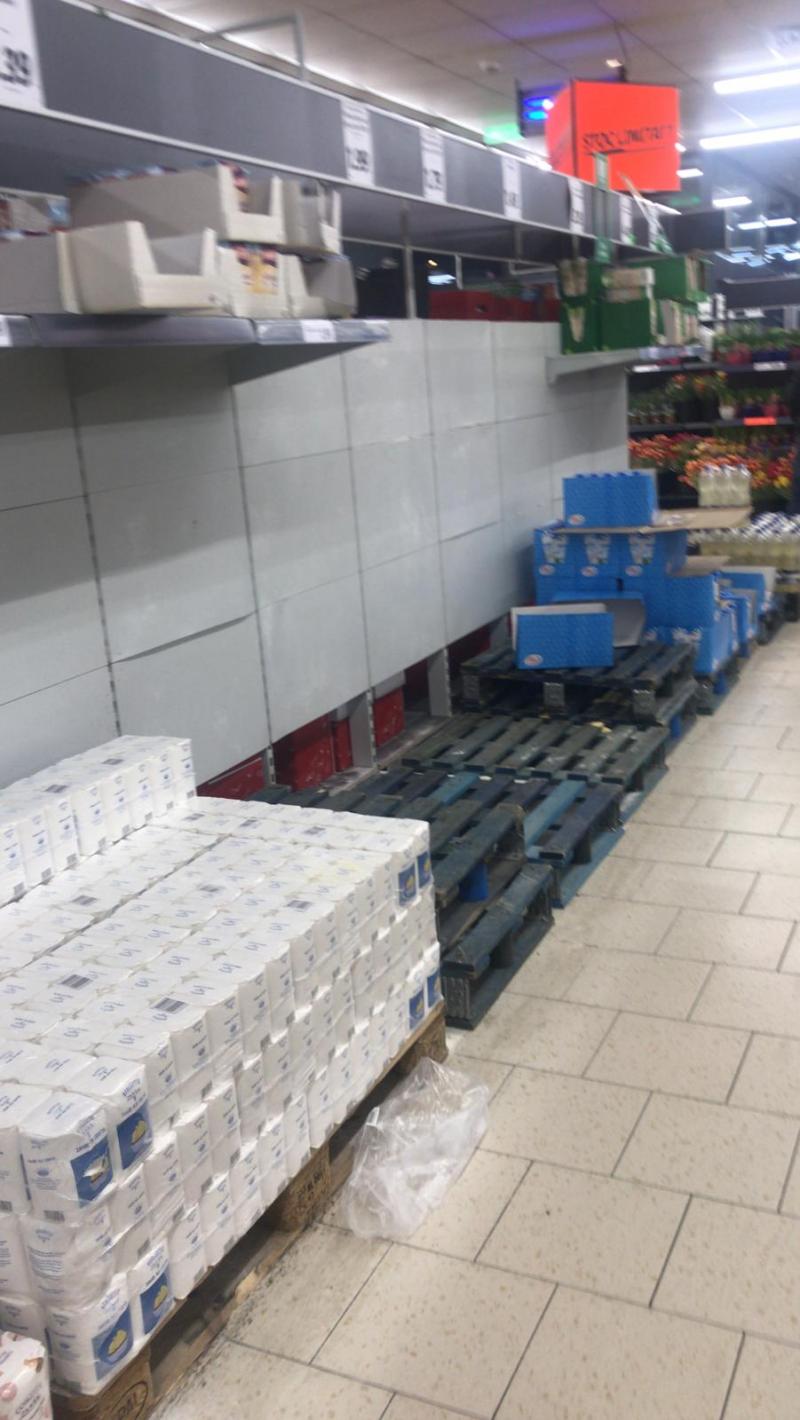 Românii se tem de efectele pandemiei coronavirus. Cum arată rafturile din Carrefour, Kaufland, Lidl, Mega Image sau Auchan - FOTO
