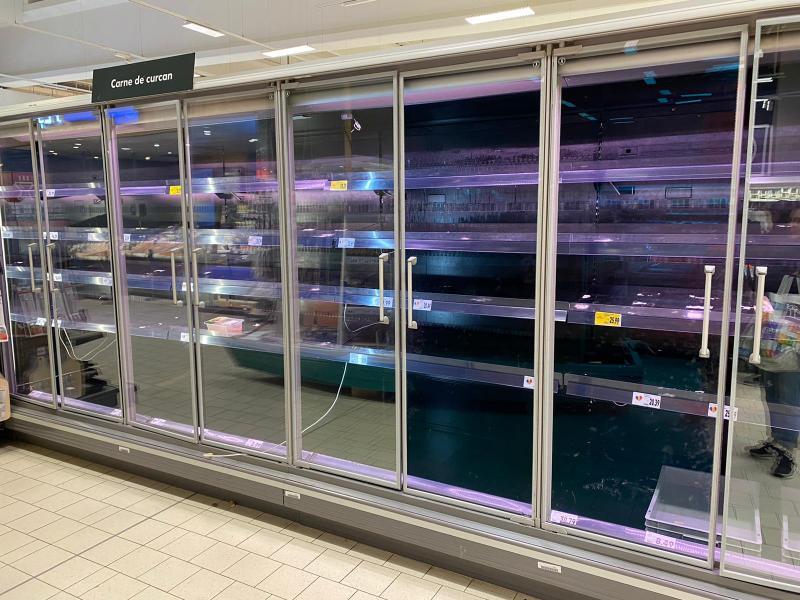 Românii se tem de efectele pandemiei coronavirus. Cum arată rafturile din Carrefour, Kaufland, Lidl, Mega Image sau Auchan - FOTO