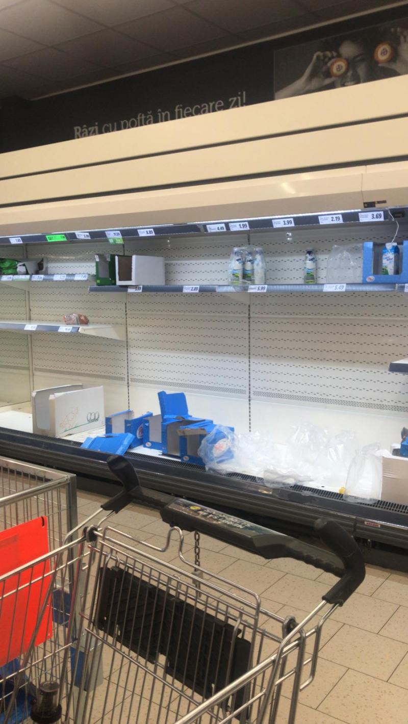 Românii se tem de efectele pandemiei coronavirus. Cum arată rafturile din Carrefour, Kaufland, Lidl, Mega Image sau Auchan - FOTO