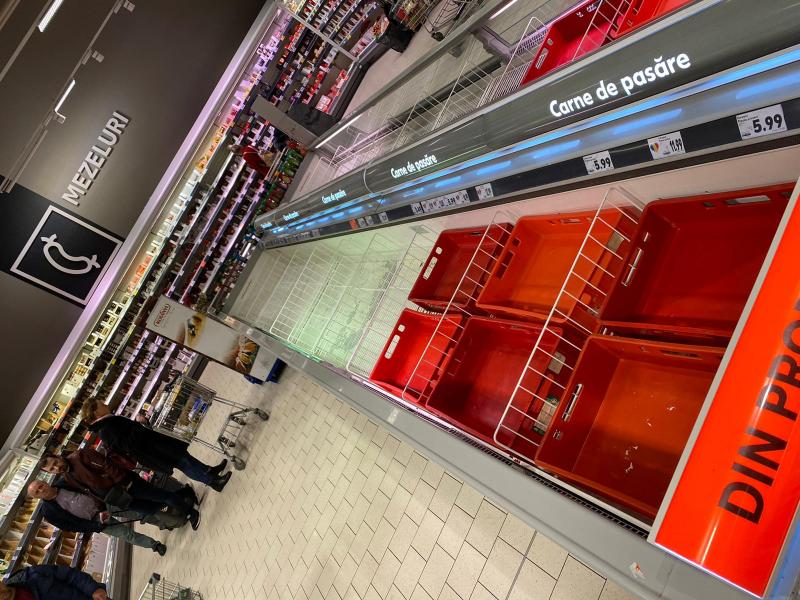 Românii se tem de efectele pandemiei coronavirus. Cum arată rafturile din Carrefour, Kaufland, Lidl, Mega Image sau Auchan - FOTO