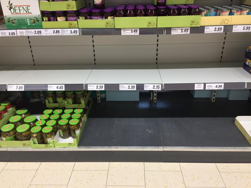 Românii se tem de efectele pandemiei coronavirus. Cum arată rafturile din Carrefour, Kaufland, Lidl, Mega Image sau Auchan - FOTO