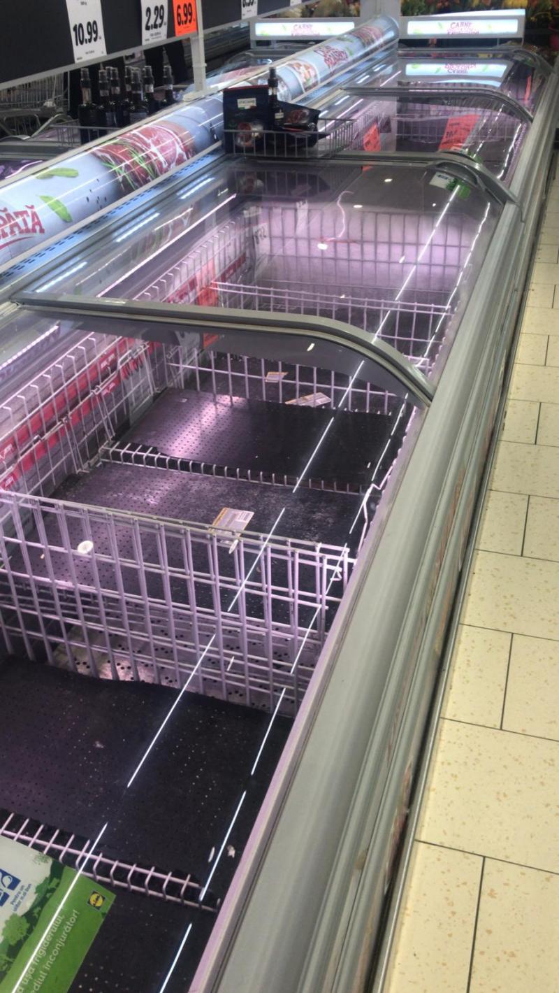 Românii se tem de efectele pandemiei coronavirus. Cum arată rafturile din Carrefour, Kaufland, Lidl, Mega Image sau Auchan - FOTO
