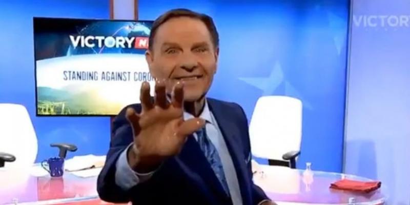 Un american susține că vindecă de coronavirus, prin intermediul televizorului. El spune că teama este un magnet pentru boală