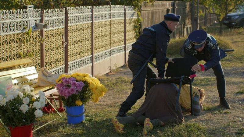 Primarul Stelian Manole se îndrăgostește, iar inspectorul șef vrea să prindă traficantele de crizanteme din Mangalița