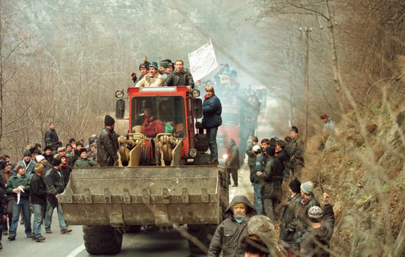 Starea de urgență! Ce înseamnă, ce măsuri se iau? Ultima oară minerii au instaurat-o, în 1999, când veneau cu bâtele spre București!