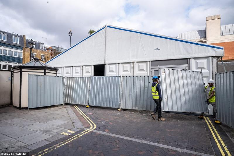 Prea puține locuri în morgă! Un „cort” uriaș a fost montat în Londra, pentru a ține sicriele omenilor răpuși de coronavirus