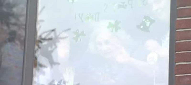 „Nu-mi pot abandona iubirea vieții”. Doi bătrânei au sărbătorit 67 de ani de căsnicie separați de un geam: „Nu sunt fericit, o vreau aici, lângă mine”