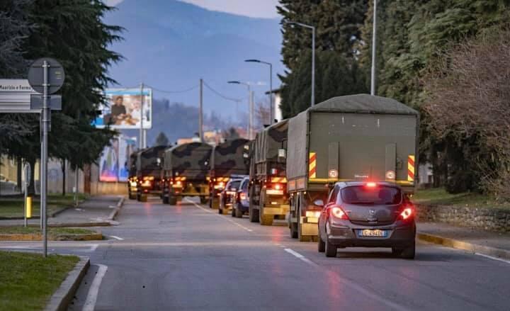 Sicriele morților din Italia sunt atât de multe, încât au fost cărate cu camioanele armatei spre alte cimitire. Imagini cu puternic impact emoțional! - Video