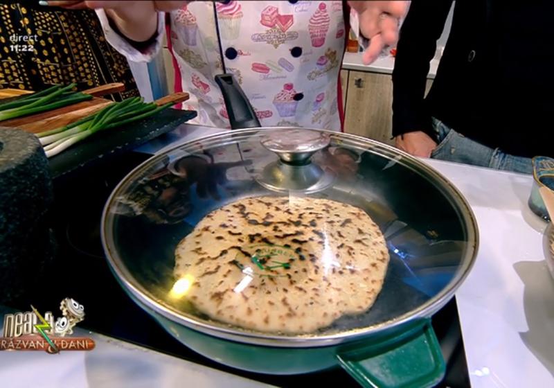 Cu ce putem înlocui drojdia pentru a prepara pâine de casă? Rețetă de pite sau turte la tigaie fără drojdie.