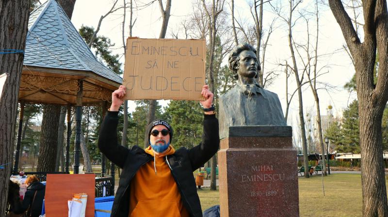 Profesorul cu barbă albastră. A trebuit să și-o vopsească, după ce a pierdut un pariu cu elevii "Pentru lucruri 'stupide' trebuie să ai curaj”