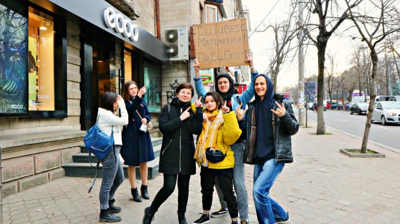 Profesorul cu barbă albastră. A trebuit să și-o vopsească, după ce a pierdut un pariu cu elevii "Pentru lucruri 'stupide' trebuie să ai curaj”