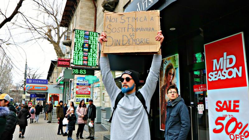 Profesorul cu barbă albastră. A trebuit să și-o vopsească, după ce a pierdut un pariu cu elevii "Pentru lucruri 'stupide' trebuie să ai curaj”