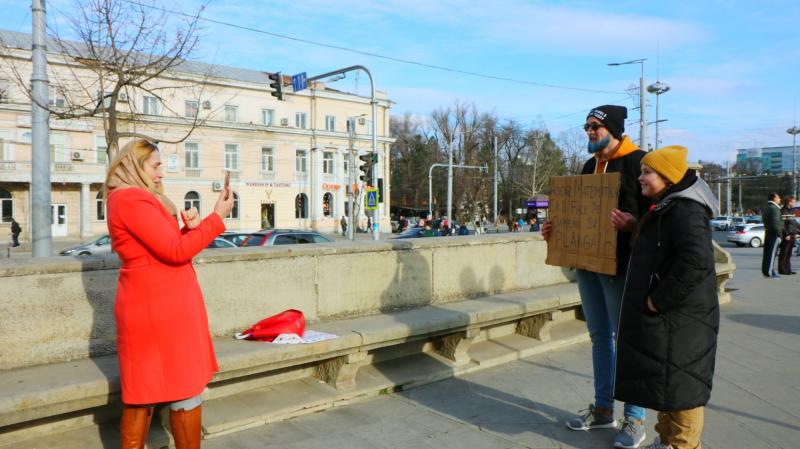 Profesorul cu barbă albastră. A trebuit să și-o vopsească, după ce a pierdut un pariu cu elevii "Pentru lucruri 'stupide' trebuie să ai curaj”