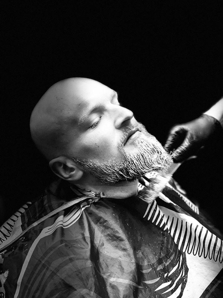 Profesorul cu barbă albastră. A trebuit să și-o vopsească, după ce a pierdut un pariu cu elevii "Pentru lucruri 'stupide' trebuie să ai curaj”