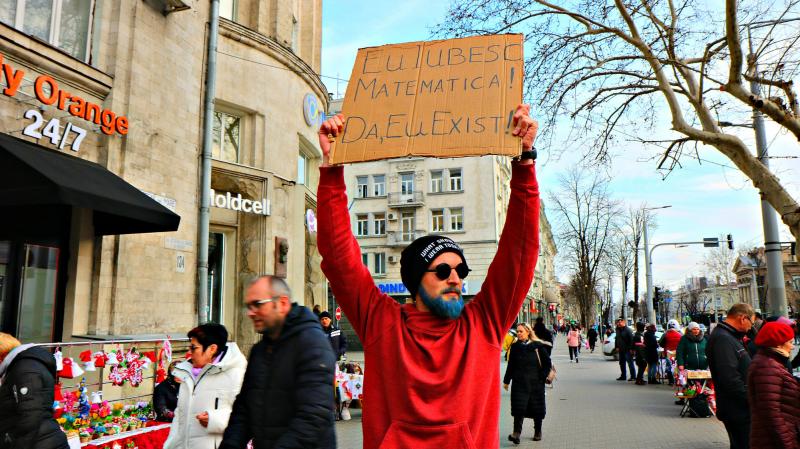 Profesorul cu barbă albastră. A trebuit să și-o vopsească, după ce a pierdut un pariu cu elevii "Pentru lucruri 'stupide' trebuie să ai curaj”