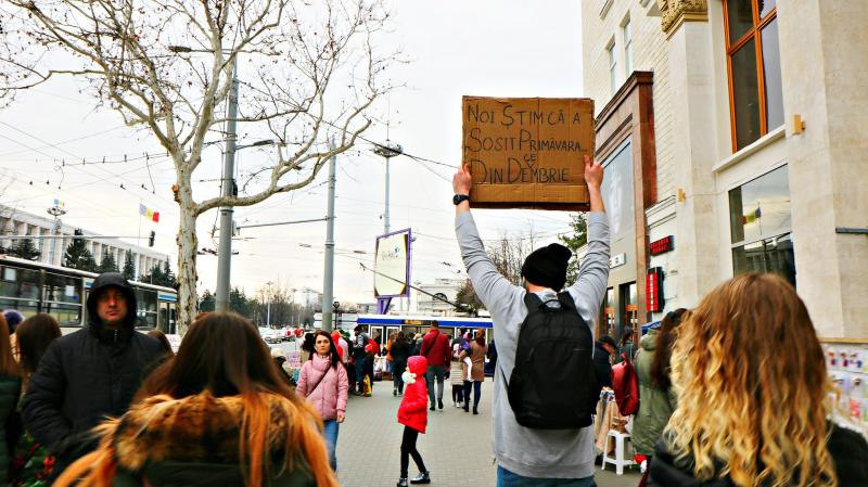 Profesorul cu barbă albastră. A trebuit să și-o vopsească, după ce a pierdut un pariu cu elevii "Pentru lucruri 'stupide' trebuie să ai curaj”