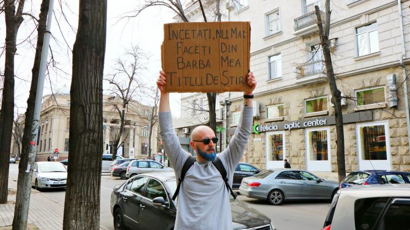 Profesorul cu barbă albastră. A trebuit să și-o vopsească, după ce a pierdut un pariu cu elevii "Pentru lucruri 'stupide' trebuie să ai curaj”