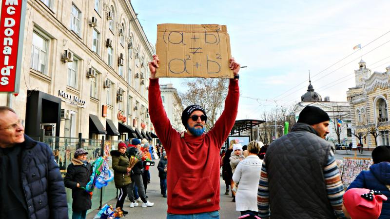 Profesorul cu barbă albastră. A trebuit să și-o vopsească, după ce a pierdut un pariu cu elevii "Pentru lucruri 'stupide' trebuie să ai curaj”