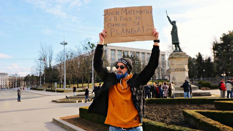 Profesorul cu barbă albastră. A trebuit să și-o vopsească, după ce a pierdut un pariu cu elevii "Pentru lucruri 'stupide' trebuie să ai curaj”