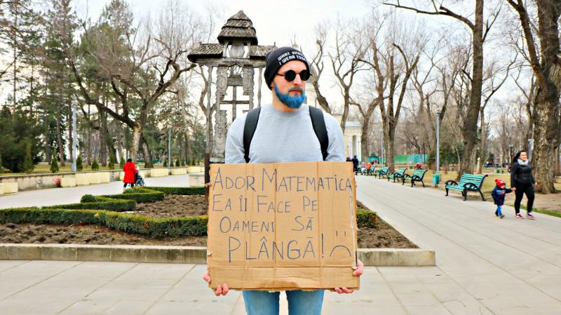 Profesorul cu barbă albastră. A trebuit să și-o vopsească, după ce a pierdut un pariu cu elevii "Pentru lucruri 'stupide' trebuie să ai curaj”