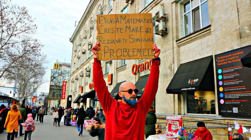 Profesorul cu barbă albastră. A trebuit să și-o vopsească, după ce a pierdut un pariu cu elevii "Pentru lucruri 'stupide' trebuie să ai curaj”