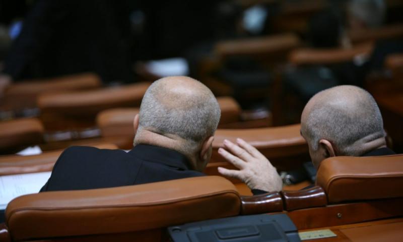 Imaginea anului, în Parlamentul României! Ce au descoperit jurnaliștii la sticlele de dezinfectant de pe holuri