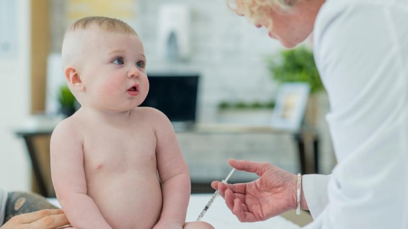 Vaccinarea, obligatorie în România! Ce amenzi colosale riscă părinții care nu își imunizează copiii